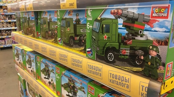Im Kaufhaus stehen russische Spielzeugbausteine