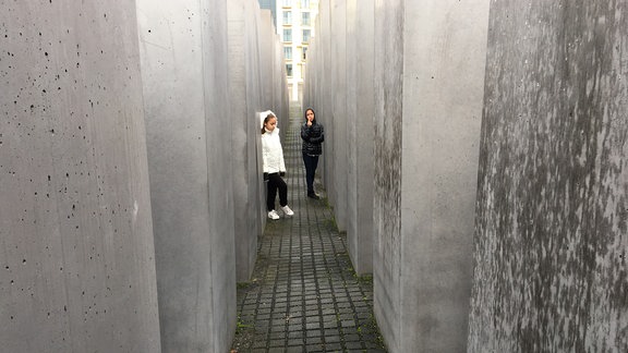 Zwei Mädchen im Holocaust-Mahnmal in Berlin.