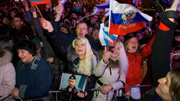 Demonstranten feiern 2014 den Ausgang eines Rferendums zum Anschluss der Krim an Rußland