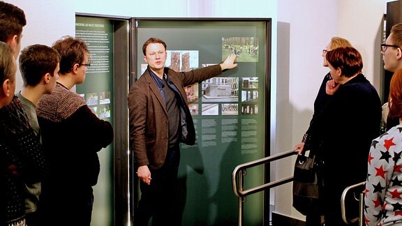 Historiker Aliaksandr Dalhouski bei der Eröffnung der Trostinez-Ausstellung in Mogiljow am 04. März 2018.