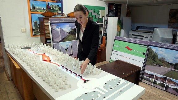 Architektin Galina Lewina am Modell der Gedenkstätte an der ehemaligen Erschießungsstelle Blagowschtschina.