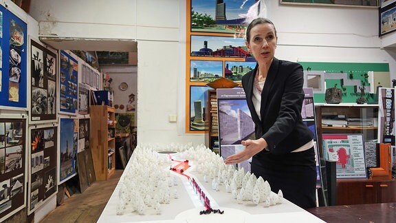 Architektin Galina Lewina am Modell der Gedenkstätte an der ehemaligen Erschießungsstelle Blagowschtschina
