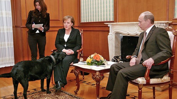 Bundeskanzlerin Angela Merkel (CDU) stellt sich am Sonntag (21.01.07) nach Ankunft in Sotschi / Russland zusammen mit dem Russischen Präsidenten Wladimir Putin der Presse. Auch Putins Hund Koni war bei dem Kurzstatement zugegen. Es ist bekannt dass Merkel Angst vor grossen Hunden hat.
