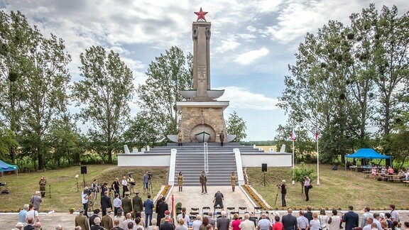 Restauriertes sowjetisches Denkmal in polnischer Stadt Mikolin