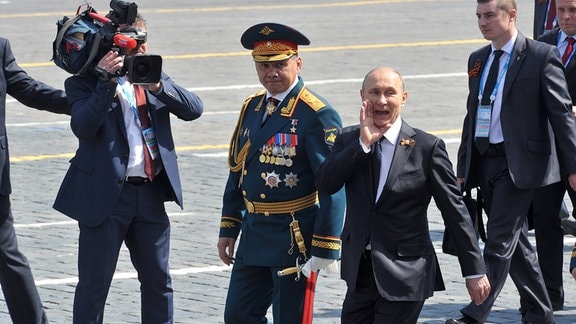 Der russische Präsident Wladimir Putin und Verteidigungsminister General Sergey Shoigu bei der Militärparade in Moskau 