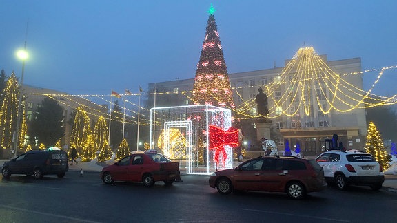 Die Innenstadt von Braviceni in weihnachtlicher Dekoration.