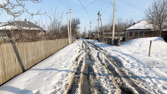 Eine verschneite Straße in Braviceni.