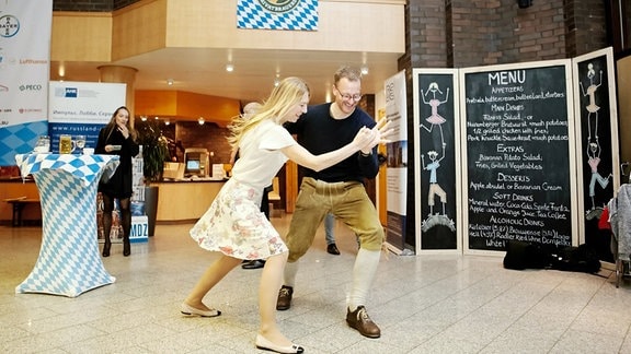 Besucher tanzen bei Oktoberfest in Moskau