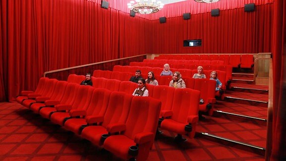 Besucher im Filmtheater im Kaufhaus GUM in Moskau.