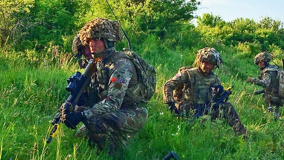 Getarnte Nato-Soldaten bei Manöver in Rumänien