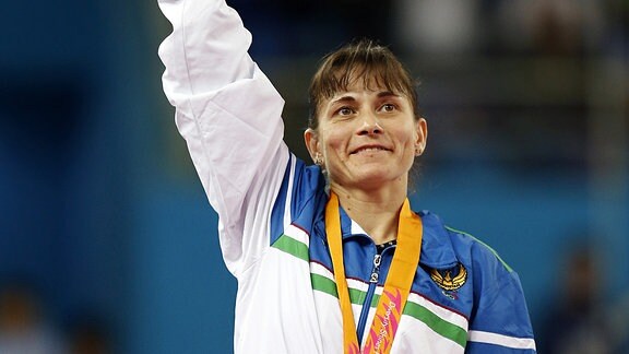 Die usbekische Gümnastin Oksana Chusovitina freut sich über ihre Bronzemedaille, 2014 in Südkorea.