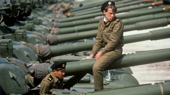 Sowjetische Soldaten sitzen 1989 auf ihren Panzern vom Typ T-64