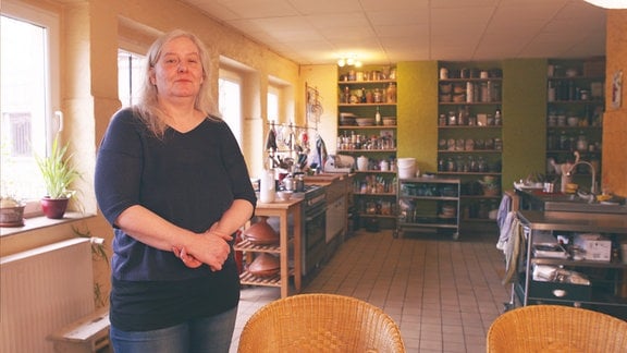 Eine Frau steht in einer Küche