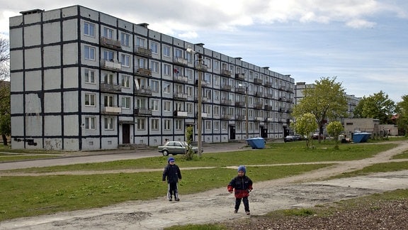 Kinder spielen auf einem Spielplatz in der estnischen Stadt Paldisk.
