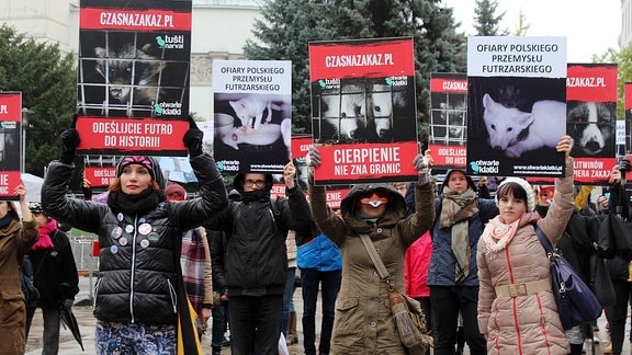 Aktivisten der BGO Otwarte Klatki demonstrieren gegen den Pelzhandel in Polen.