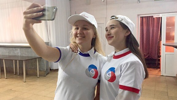 zwei Mädchen machen ein Selfie