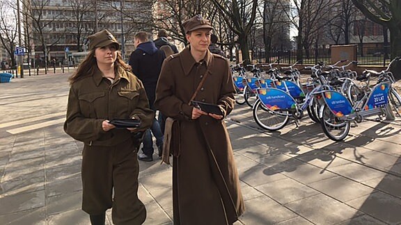 Studenten klären in Warschau Passanten über Partisanen auf.