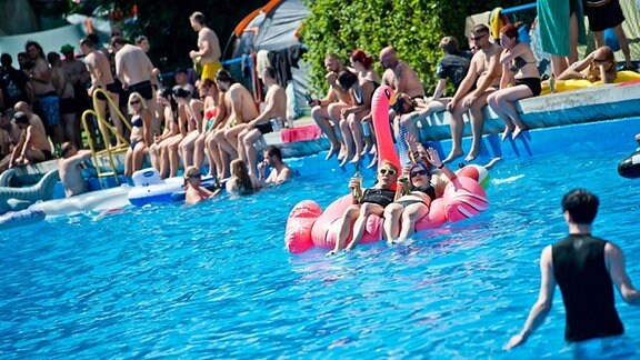 Besucher eines Gothic-Festivals im Freibad