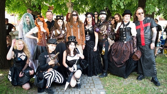 Besucher eines Gothic-Festivals posieren für ein Gruppebfoto