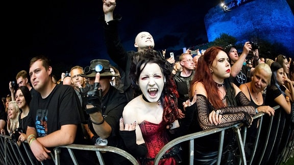 Besucher eines Gothic-Festivals bei einem Konzert