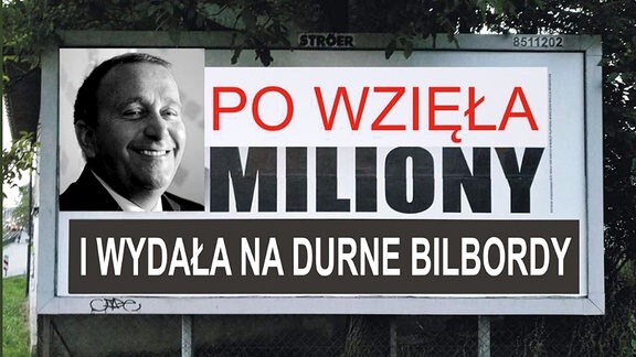 Schwarz-weißes Plakat mit polnischer Aufschrift.