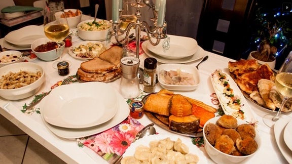 Festlich gedeckter Tisch mit polnischem Weihnachtsessen