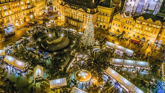 Blick vom Rathausturm auf den Weihnachtsmarkt in der Prager Altstadt