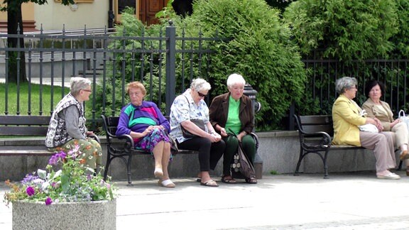 Seniorinnen auf einer Bank