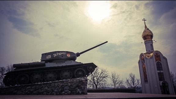 Panzer vor einer Kirche in Tiraspol