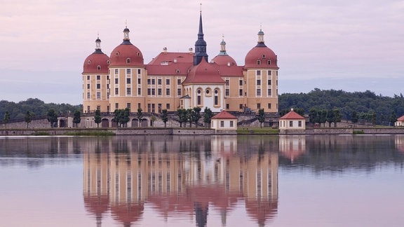 Schloss Moritzburg spiegelt sich im See