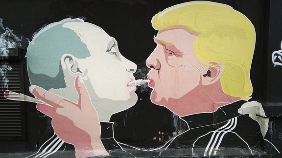 Ein Graffiti in Vilnius, das den russischen Präsidenten Putin und den US-Präsidenten Trump beim Rauchen eines Joints zeigt.