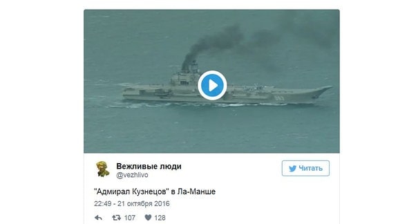russischer Flugzeugträger Admiral Kosnezow stößt schwarzen Rauch aus