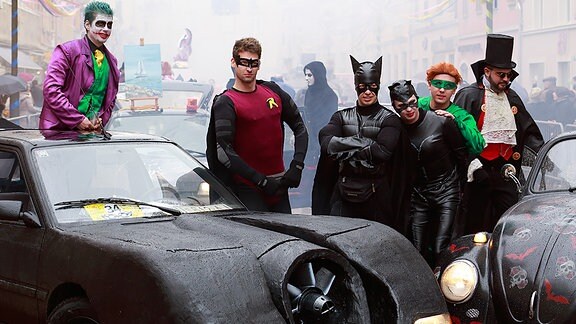 Karnevalisten in Batman-Outfit