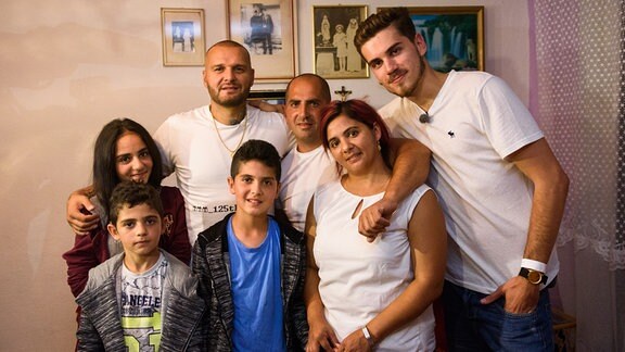 Die Rapper Gogo und Rytmus im Gruppenbild mit einer Roma-Familie