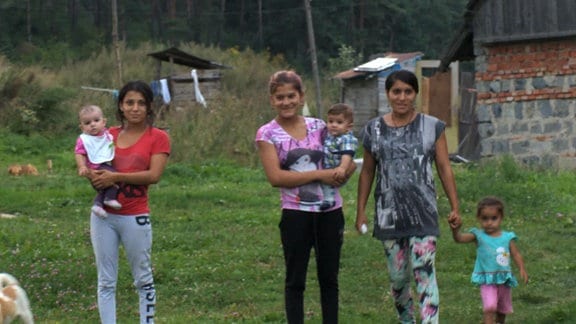Drei Roma-Mütter mit ihren Kleinkindern auf dem Arm