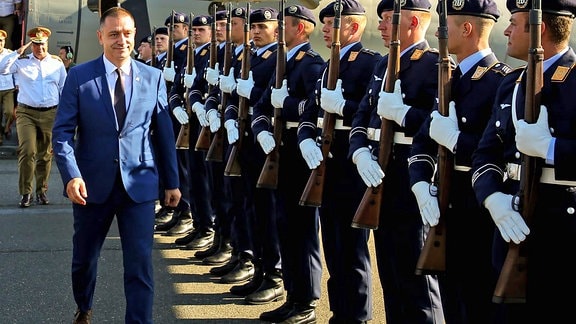 Rumänischer Verteidigungsminister Mihai Fifor passiert ein Ehrenspalier auf dem Flughafen Tegel.