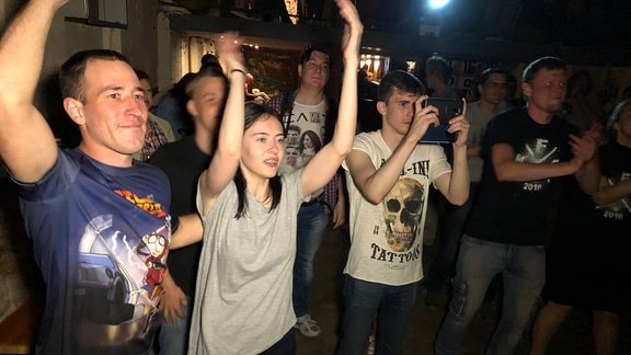 Fans feiern bei Rockkonzert
