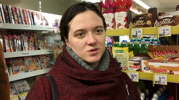 Junge Frau in Supermarkt