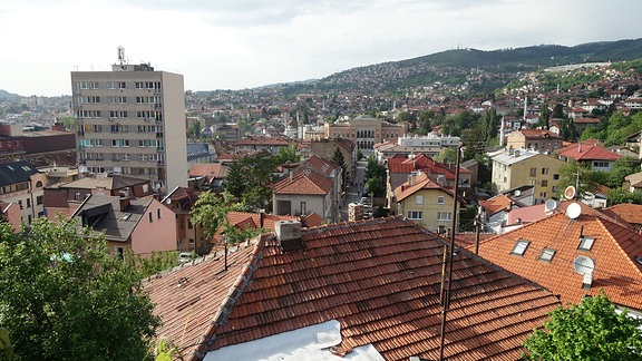 Blick auf die Altstadt von Sarajevo. Links ein Plattenbau.