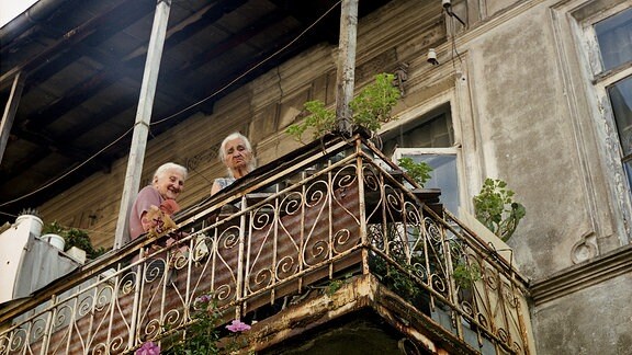 Zwei alte Frauen auf einem Balkon