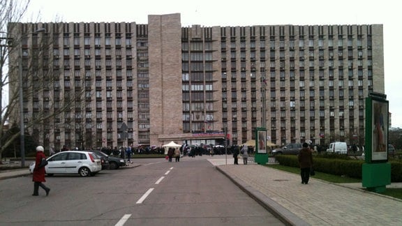 Die besetzte Gebietsverwaltung in Donezk im April 2014