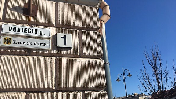 Zweisprachiges Straßenschild in Vilnius.