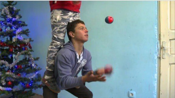 Ein Junge jongliert