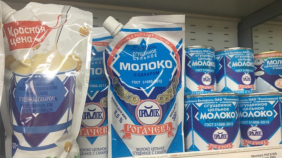 Milchpackungen und Konserven in einem Kühlfach