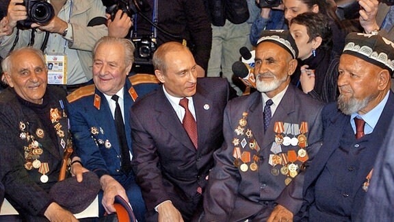 Hoch dekorierte Weltkriegsveteranen sprechen mit President Wladimir Putin .