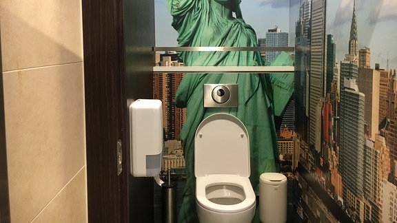 Ein Bild der Freiheitsstatue auf einer Toilette