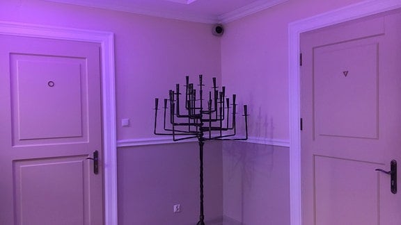 Ein Raum mit lila Beleuchtung