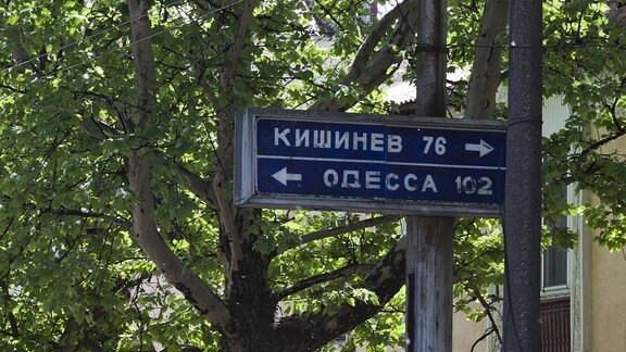 Wegweiser zeigen die Richtung nach Chisinau und Odessa