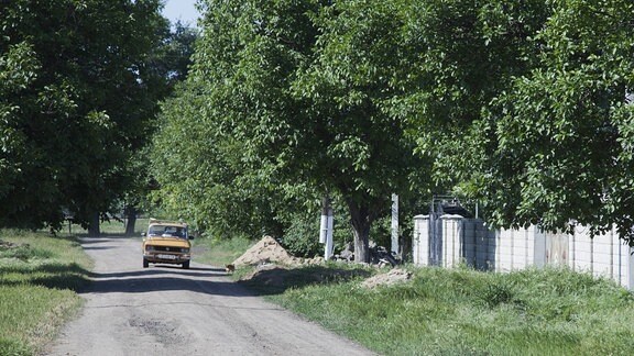 Moskwitsch fährt über die Dorfstrasse in Tschobrutschi