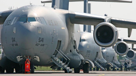 Transportflugzeuge vom Typ C-17 auf der US-Airbase Ramstein
